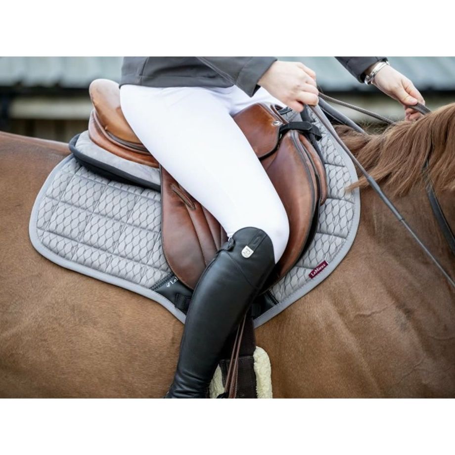 LeMieux カーボンメッシュ クロスコンタクト スクエア サドルパッド | JODHPURS (ジョッパーズ) 乗馬用品＆ライフスタイル